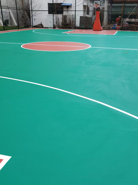 呼兰 球场长期使用易出现地面开裂